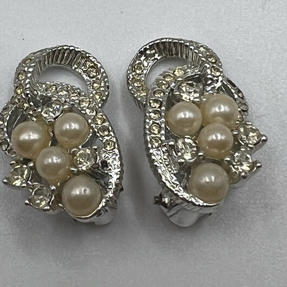 VINTAGE Faux Pearl and Rhinestone‎ Silver Tone Clip On Earrings - Picture 5 of 8